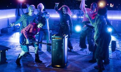 Imagen de jóvenes disfrutando con un parlante de fiesta ULT TOWER 9 y guitarra