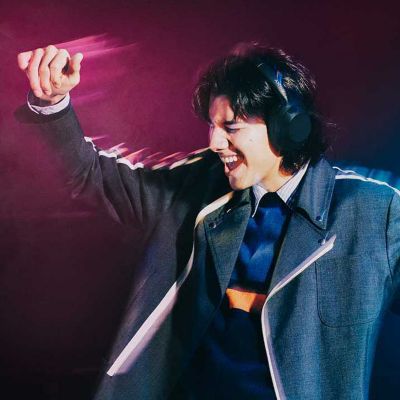 Imagen de un joven usando los audífonos ULT WEAR