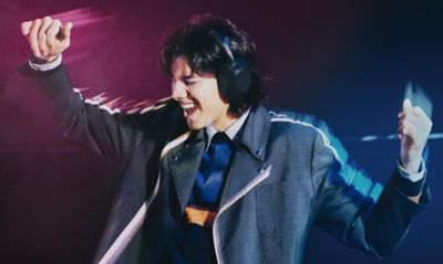 Imagen de un joven usando los audífonos ULT WEAR