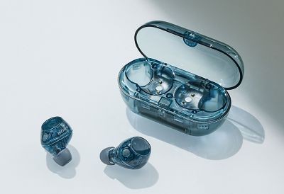 El estuche de carga azul transparente se muestra junto al par de audífonos azules transparentes