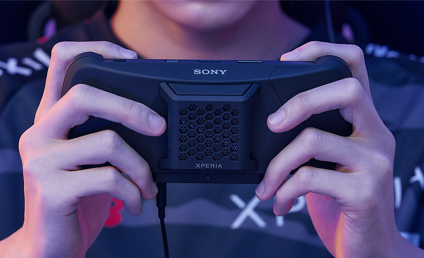 Rear view of Xperia Stream for Xperia 1 IV in the hands of a pro gamer