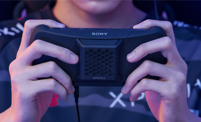Rear view of Xperia Stream for Xperia 1 IV in the hands of a pro gamer